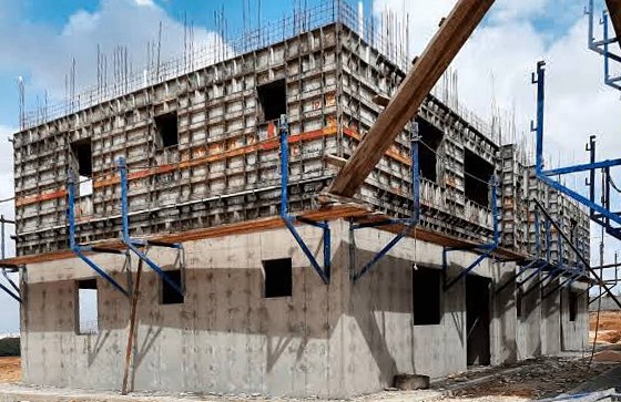 Formaletas armadas en el segundo nivel de una obra