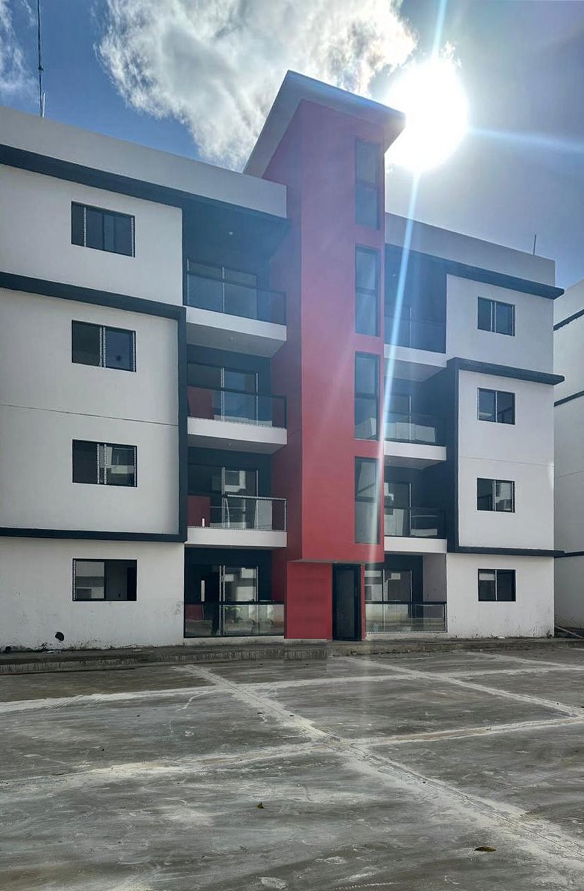Edificio de apartamentos con escaleras rojas